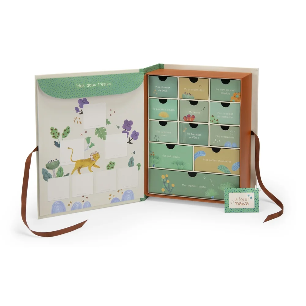 Coffret naissance La forêt Mawa Moulin Roty avec petits tiroirs verts et illustrations nature.