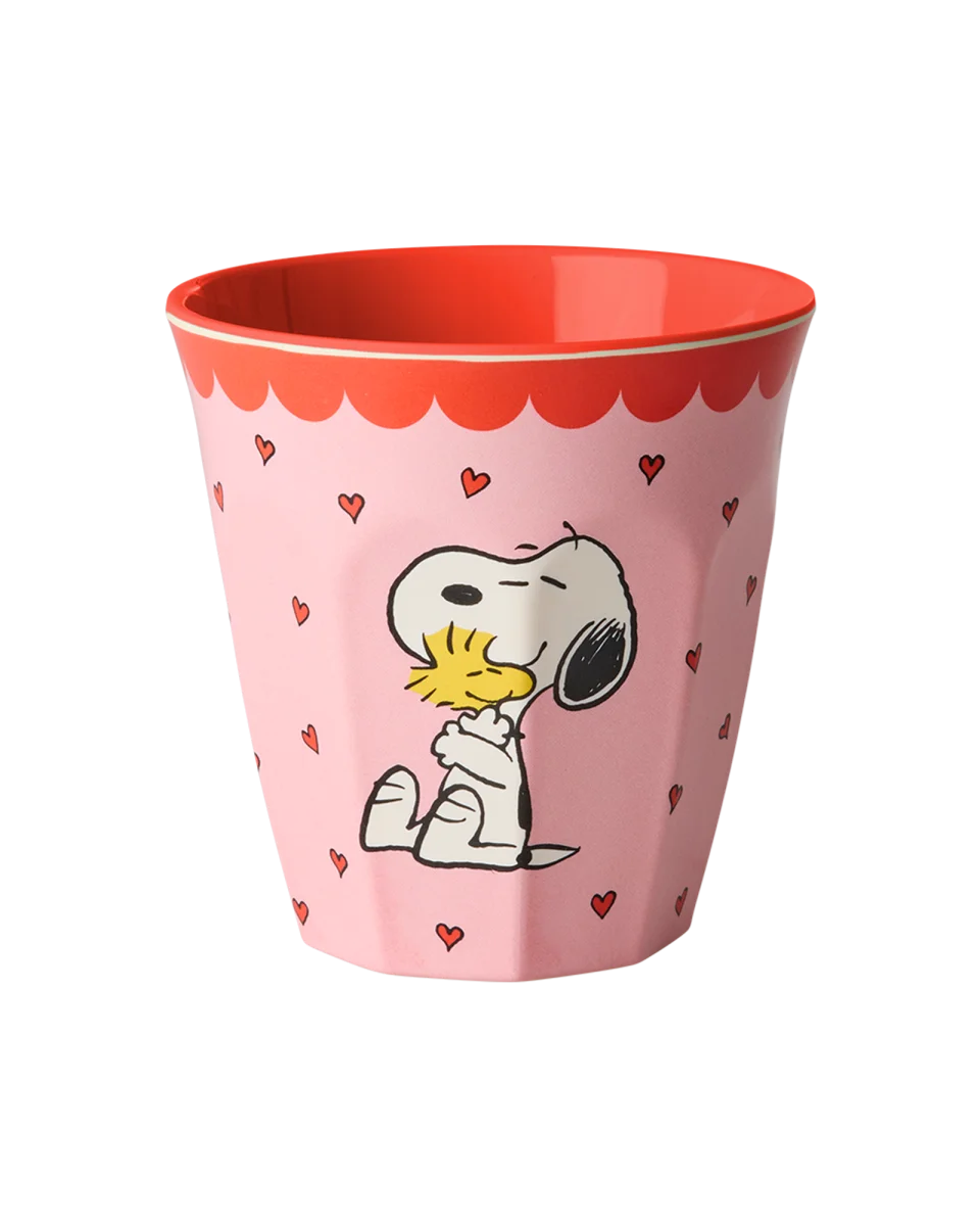 Gobelet rose medium en mélamine avec Snoopy et Woodstock entourés de petits cœurs rouges.
