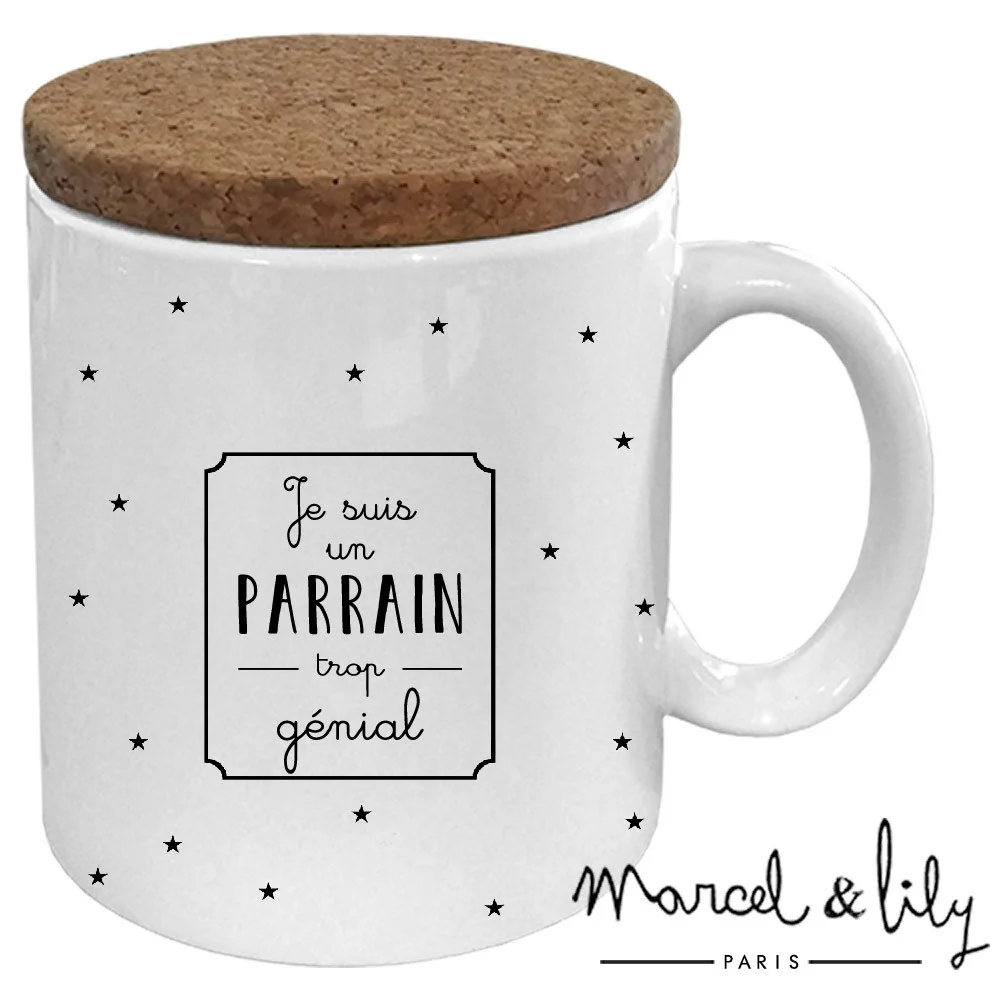 Mug blanc avec couvercle liège, texte "Je suis un parrain trop génial" et étoiles noires