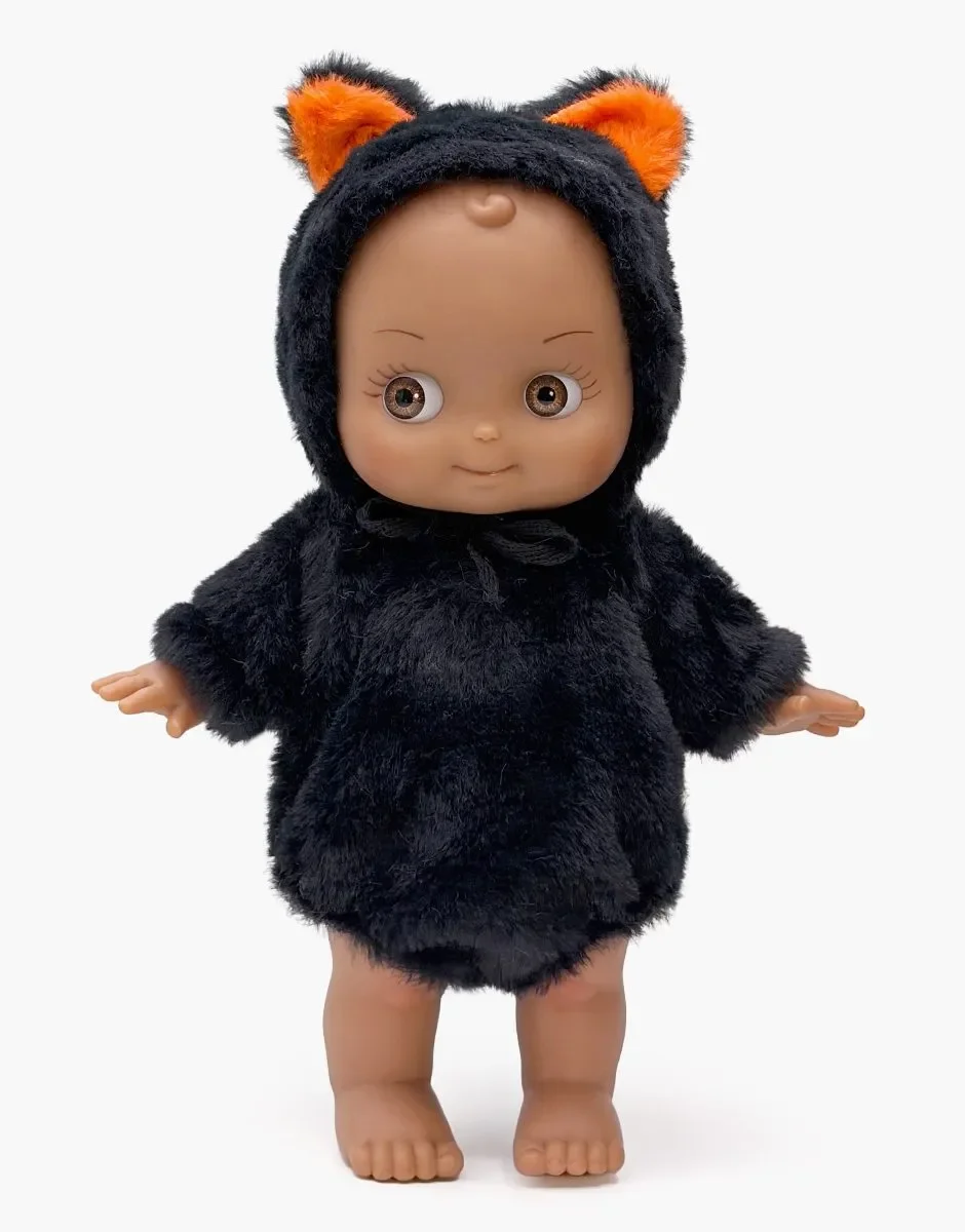 Noah en fête et sa tenue de chat noir - Minikane