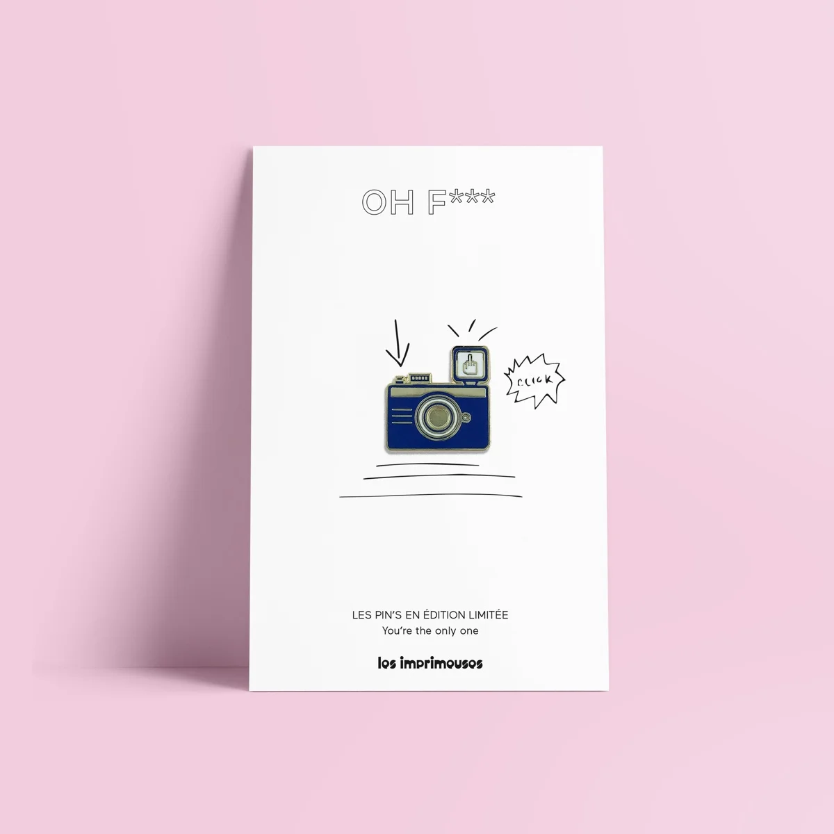Pin's métal appareil photo bleu marine avec flash et texte "OH F***" sur carte blanche
