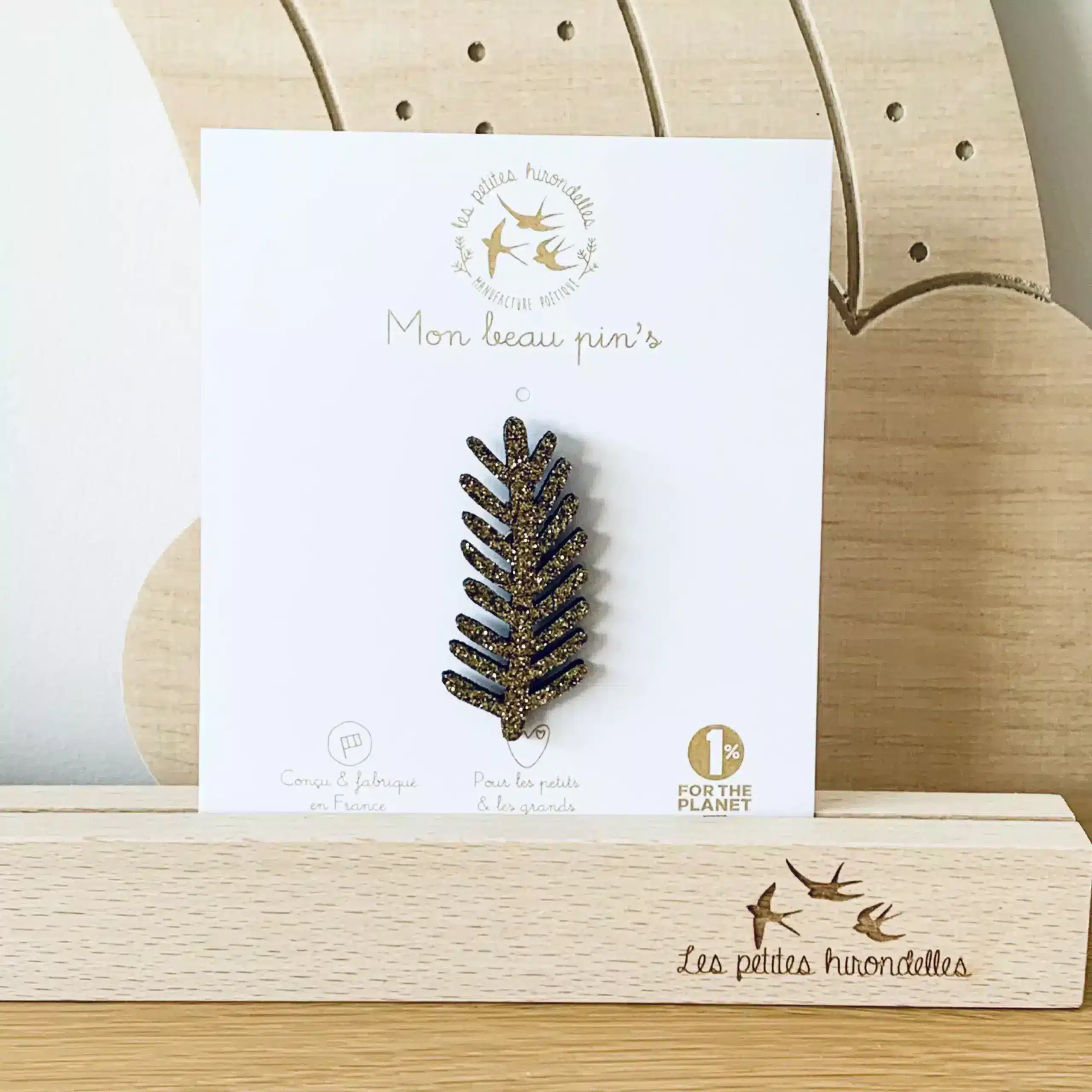Pin's Branche de pin Doré - Les Petites Hirondelles