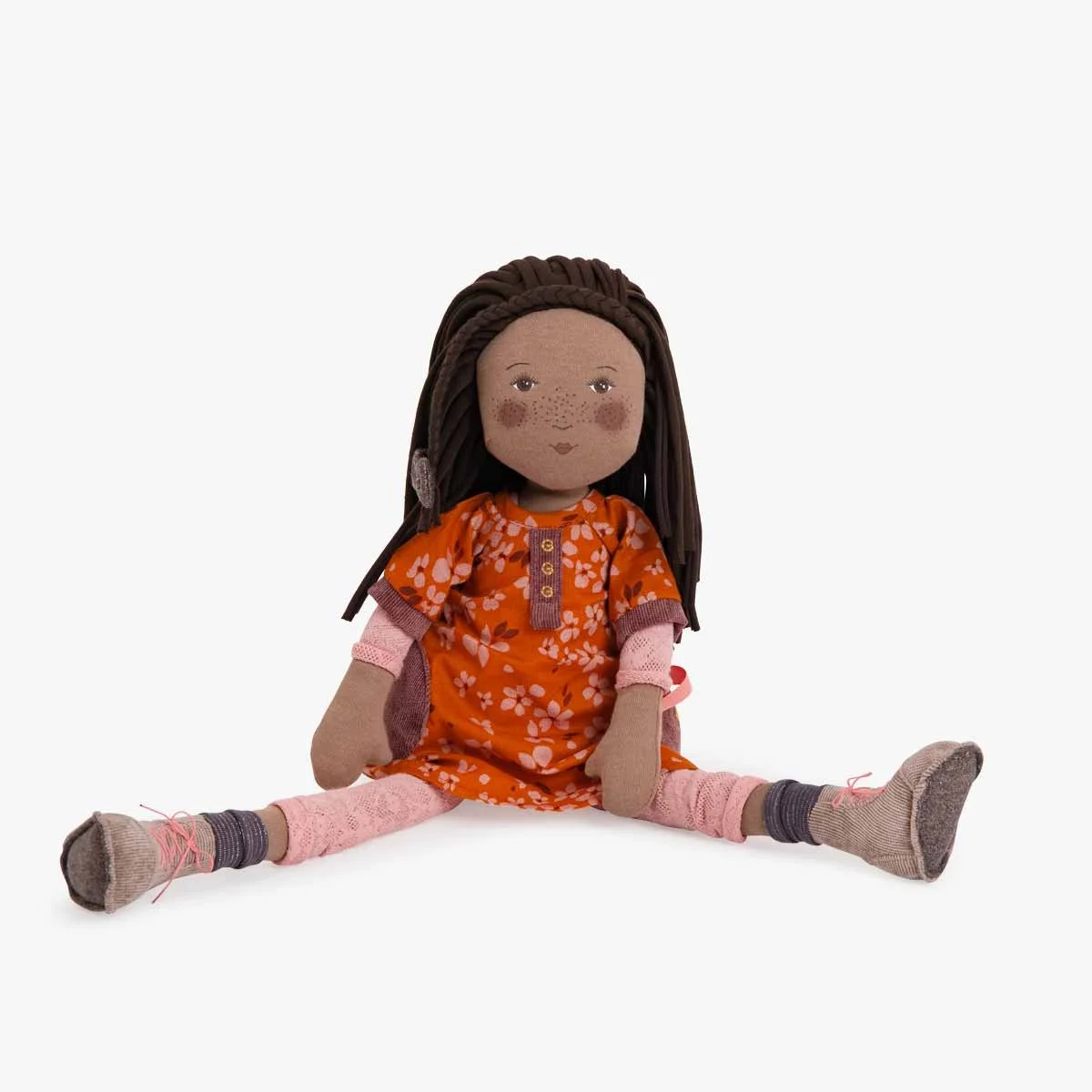 Poupée Camélia Les Rosalies en tissu, robe orange à motifs blancs, cheveux brun foncé en laine.