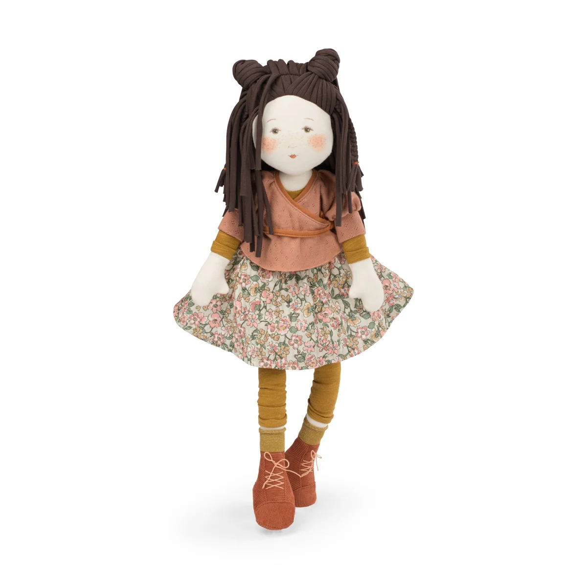 Poupée Marjolaine Les Rosalies avec robe fleurie, haut marron et cheveux bruns en tissu