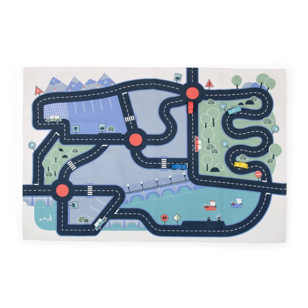 Tapis circuit Avenue du Moulin en tissu, routes noires, voitures rouges, bleues, jaunes, décor nature et eau