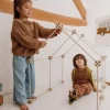 Enfants jouant avec kit cabane bois 1001 Cabanes Pack Libellule 43 pièces