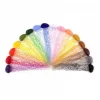 Seize crayons de cire en forme de galets, plusieurs couleurs disposées en éventail.