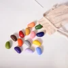 16 crayons de cire forme galet multicolores avec pochette tissu beige Poppik