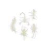 Cinq insectes phosphorescents en plastique, scintillant blanc cassé, formes variées.