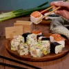 Sushi cube Cookut carrés de riz garnis saumon et légumes sur plateau bois