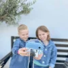 Appareil photo numérique bleu clair Insta print Artist Denim tenu par un enfant