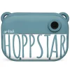 Appareil photo numérique bleu denim avec texte blanc HoppStar et objectif rond.