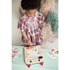 Enfant jouant avec ardoise magique bois Louis le loup, boutons colorés rouge, orange, vert.