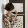 Enfant écrivant sur ardoise magnétique J'apprends à écrire les nombres Ferflex, chiffres et mots colorés visibles.