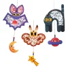 Attrape rêve La nuit Djeco, chauve-souris violette, papillon marron, chat noir, fils colorés et pendentifs lune, étoile, plan