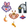 Attrape rêve La nuit Djeco, chauve-souris violette, papillon marron, chat noir, fils colorés et pendentifs lune, étoile, plan