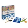Boîte Atelier Cyanotype Herbier Sentosphère avec produits, pinceau, fleurs et image bleue.
