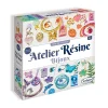 Boîte Atelier Résine Bijoux Sentosphère avec exemples de bijoux colorés en résine.