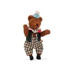 Baba le grand ours en peluche marron, pantalon à carreaux, gilet vert et bonnet bleu pâle.