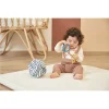 Bébé jouant avec balle d'éveil sensoriel Kaloo bleue et jouets anneaux colorés