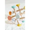 Balle sensorielle en bois Janod, formes géométriques colorées pastel et éléments suspendus.