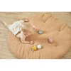 Bébé allongé sur tapis beige jouant avec 4 balles sensorielles Kaloo colorées