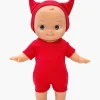 Poupon Basile Minikane en tenue diablotin rouge avec cornes, visage souriant.