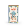 Boîte Bébé Pablo l'éléphant bleu, robe blanche à motifs fleurs rouges, Les Minouchkas Moulin Roty.