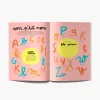 Pages intérieures colorées rose saumon avec alphabet et prénoms pour bébé.