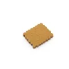 Biscuit de dentition en caoutchouc couleur caramel, forme rectangulaire à bords ondulés, motifs points en relief Puce et Pilo