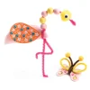 Flamant rose et papillon en fils chenille, perles en bois et décorations strass colorés