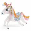 Licorne en carton blanc décorée de laine colorée et paillettes dorées, Djeco.