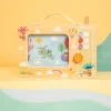 Boîte à musique bois Joe s'envole Lilliputiens avec illustrations colorées et manivelle jaune