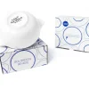 Bol Breton Amoureuse en céramique blanche posé sur boîte avec motif bleu Pied De Poule