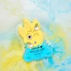 Bombe de bain licorne jaune et bleue Nailmatic dans eau colorée jaune et bleue.
