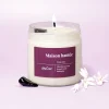 Bougie Maison hantée YesCire blanche allumée avec étiquette violette et pierre noire obsidienne