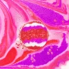 Boule de bain Ice cream Fraise Inuwet rouge, blanc et violet en fusion dans l'eau colorée rose et violette.