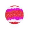 Boule de bain Ice cream Inuwet, ronde, rayures rouges, blanches et violettes, texture granuleuse.