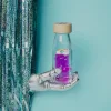 Bouteille sensorielle Arc-en-ciel magique avec liquide violet et petit arc-en-ciel, bouchon bois.