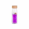 Bouteille sensorielle avec liquide violet, paillettes blanches et arc-en-ciel, bouchon bois.