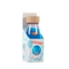 Bouteille sensorielle Poisson Petit Boum, liquide bleu et bouchon bois clair.