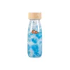 Bouteille sensorielle Petit Boum avec poissons orange et billes bleues translucides, bouchon bois.