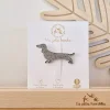 Broche teckel argenté à paillettes sur carte blanche Les Petites Hirondelles.