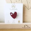 Broche cœur rouge pailletée en feutrine Les Petites Hirondelles sur carte blanche