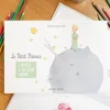 Cahier de dessin animé Le Petit Prince avec planètes, étoiles, crayons de couleur.