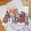 Cahier de dessin animé Léonard De Vinci avec illustrations couleur sur table en bois