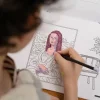Enfant coloriant la Joconde avec un crayon dans cahier Blink Book Léonard De Vinci.