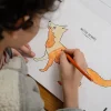 Enfant coloriant avec crayon orange illustration de renard dans Blink Book Les Fables.