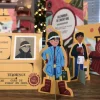 Personnages en carton colorés, machine à vapeur rouge, décor train calendrier Avent'ure En Cavale.