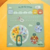 Calendrier enfant tissu vert "Au fil du temps" avec jours, mois, météo et émotions Lilliputiens.